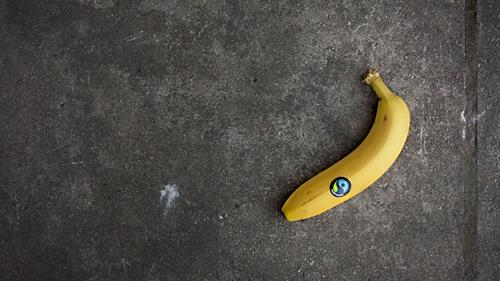 Banane mit Fairtrade Aufkleber