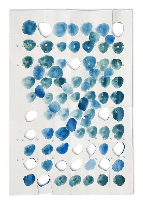 Kunstwerke von Maria Schleiner, Papierarbeiten mit blauen Punkten und Ausschnitten