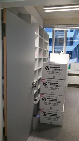 Gestapelte Kartons in einem Büro