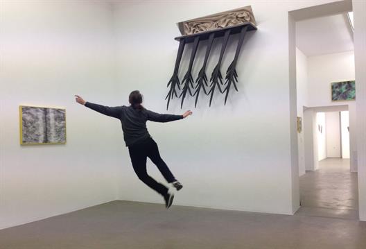 Eine Frau springt in einer Kunstgalerie