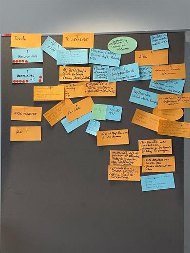 Stellwand mit einer Sammlung an Karteikarten, die angepinnt sind