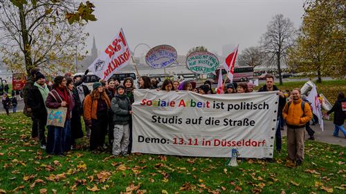 Studierende des FB SK der HSD bei der Demo "NRW bleib sozial! am 13.11.2024