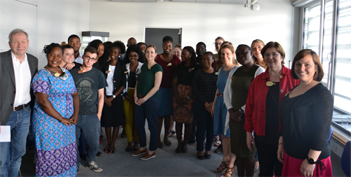 Gruppenbild von zambischen und deutschen Studierenden in der HSD mit ihren Professor*innen