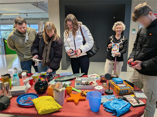 Die Dozentin Ellen Bannemann und Studierende beim Tauschtreffen am 15.1.2026 vor der Givebox am FB SK.