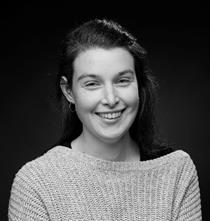 Ein Portrait-Foto in schwarz-weiß von Julia Seefeld. Sie ist Mitarbeiterin im Projekt ANNS-IFD. Bei ihr können Sie sich melden.