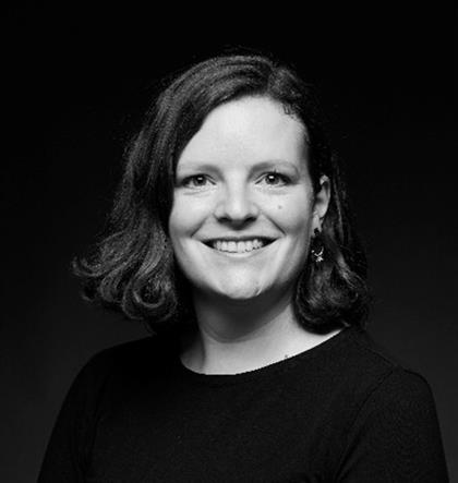 Ein Portrait-Foto in schwarz-weiß von Dominique Lauber. Sie ist Mitarbeiterin im Projekt ANNS-IFD. Bei ihr können Sie sich melden.