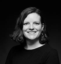 Ein Portrait-Foto in schwarz-weiß von Dominique Lauber. Sie ist Mitarbeiterin im Projekt ANNS-IFD. Bei ihr können Sie sich melden.