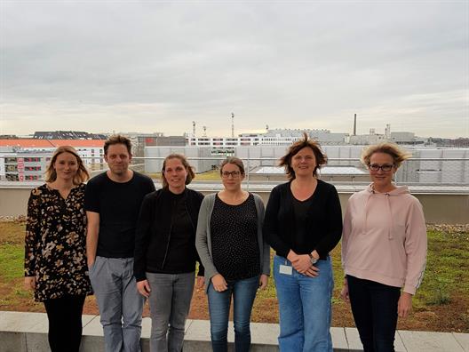 Teamfoto IZESO mit Kathrin Aghamiri. Von links nach rechts: Coralie Flaswinkel, Christian Funk, Lisa Scholten, Katja Jepkens, Prof. Dr. Anne van Rießen und Prof. Dr. Kathrin Aghamiri.