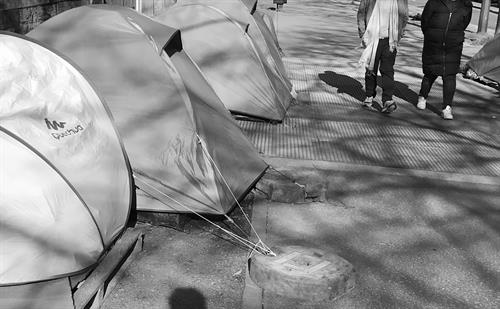 Zelt in einer Großstadt