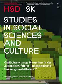 Cover of the publication series "Studies in Social Sciences". The title is written in large white in the HSD font, below is the title "Geflüchtete junge Menschen in der Jugendberufshilfe - 'pädagogische Passungsverhältnisse'?" in Arial bold. Underneath, Arial in italics, are the authors: Ruth Enggruber und Michael Fehlau. In the background you can see a lecture hall with green chairs.