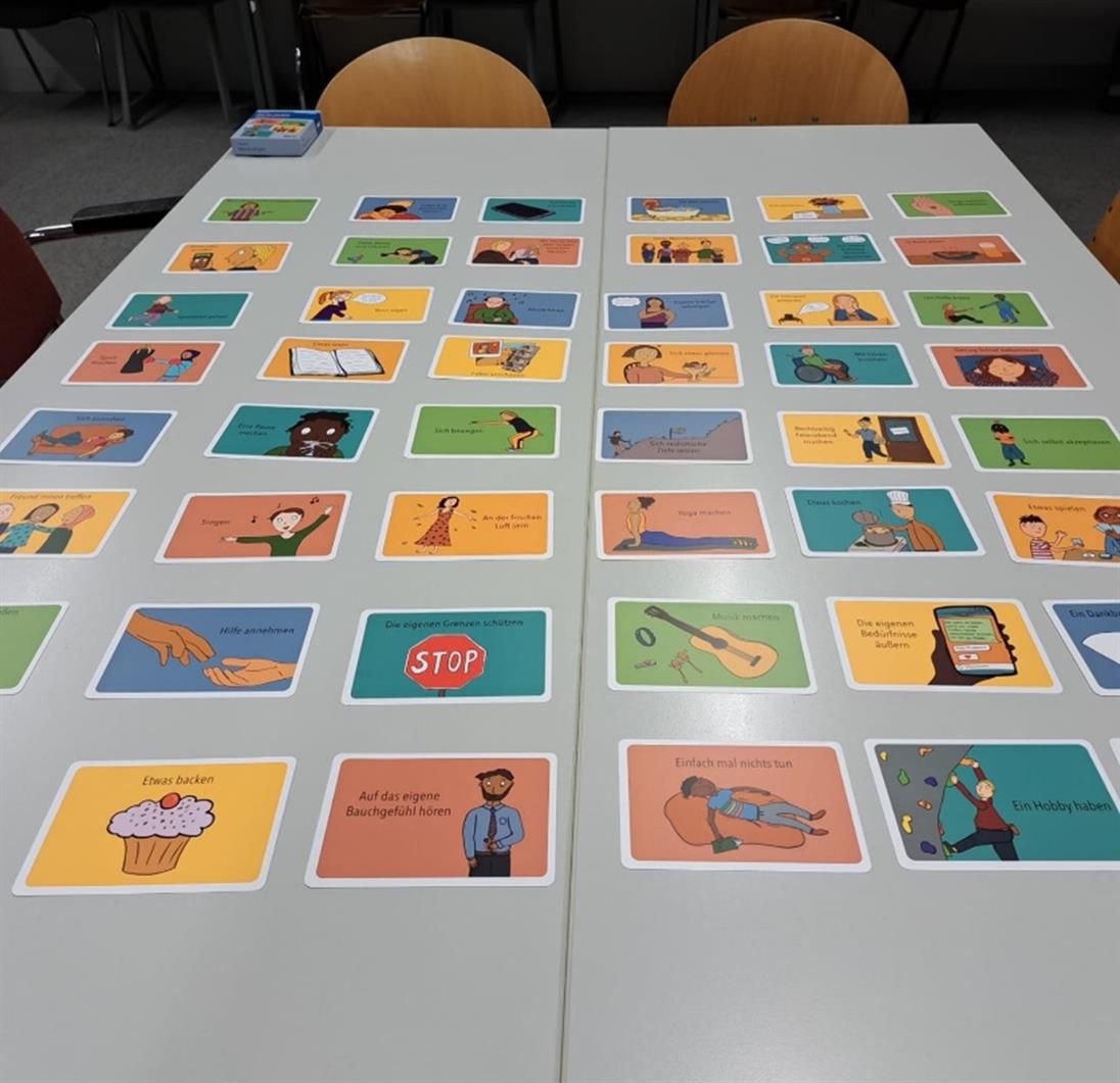 Tisch mit verschiedenen Kompetenzkarten