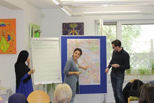 Sozialraum-Workshop - Arbeiten an der Stadtteilkarte.