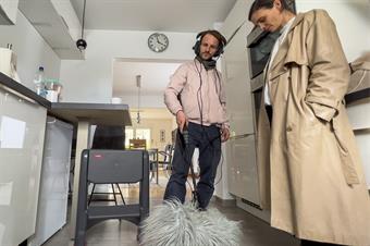 Die Performance Künstler*innen Tanja Kodlin und Rámon Graefenstein nehmen O-Töne mithilfe einer Tonangel in einem Einfamilienhaus Alltagsgeräusche ab.
