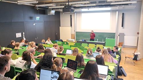 Bild während einer Vorlesung im Seminarraum
