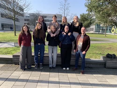 Prof. Dr. Lars Schmitt, Lehrerin Nikola Swietojanska und Schüler:innen der Käthe-Kollwitz-Gesamtschule auf dem Campus der HSD