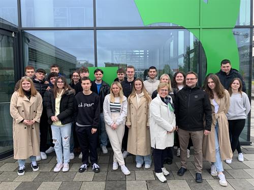 Prof. Dr. Lars Schmitt and students of the advanced course in social sciences at the Käthe Kollwitz Comprehensive School