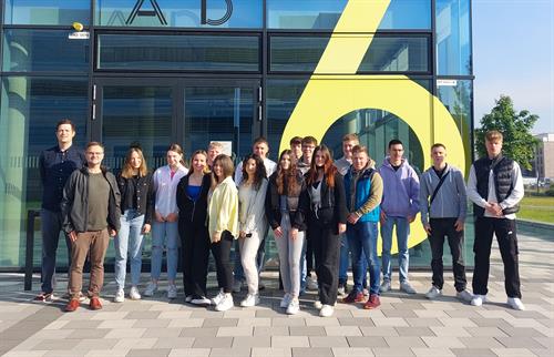 Prof. Dr. Lars Schmitt with students from the Käthe Kollwitz Comprehensive School
