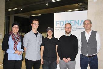 Fünf Personen (Birgül Demirtas, Stefan Ebert, Charlie Kaufhold, Stefan Wulfram, Prof. Fabian Virchow (vlnr)) stehen vor einem FORENA Plakat.