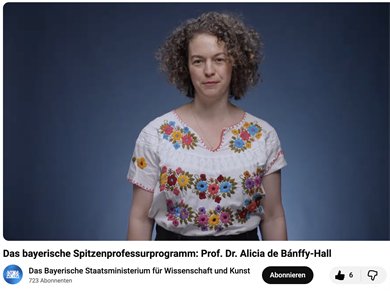 Dieses Bild zeigt Alicia de Bánffy-Hall und weist auf ein Youtube Video hin, in dem Alicia sich und ihre Arbeit vorstellt. 