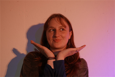 Das Bild zeigt ein Foto von Lara Burg, einer Tutorin des Community Music Labs.