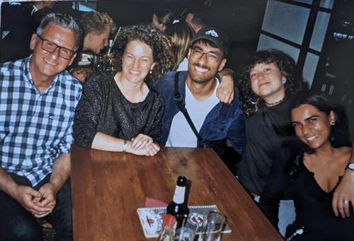 Auf dem Bild ist das Musikteam des Fachbereichs Sozial- und Kulturwissenschaften abgebildet. Auf dem Bild sind von links nach rechts Wolfgang Paar, Alicia de Bánffy-Hall, Malin Weber, Selina Weiß und Anu Aldenhoff zu sehen. 