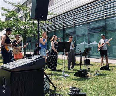 Menschen aus dem Community Music Lab performen am Tag der offenen Tür