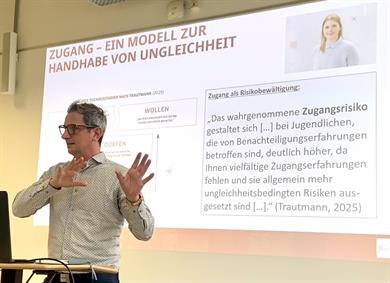 Auf diesem Bild sieht man Prof. Dr. Tim Bindel von der Johannes Gutenberg Universität Mainz bei dem Horizonte Vortrag. 