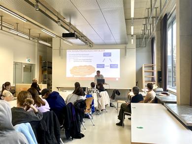 Tim Bindel bei seinem Horizonte Vortrag "Sport für Alle?"