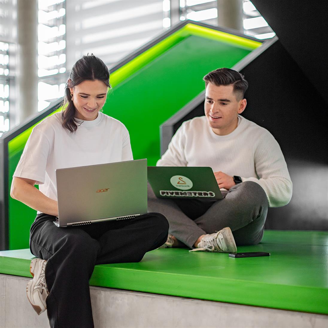 Studierende arbeiten am Laptop