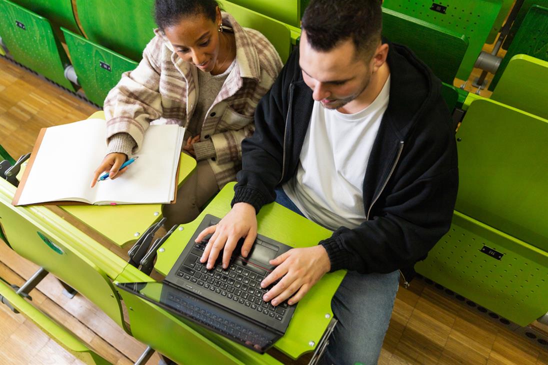 Studierende arbeiten am Laptop