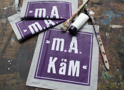Eine Jutetasche mit dem Aufdruck mA KäM